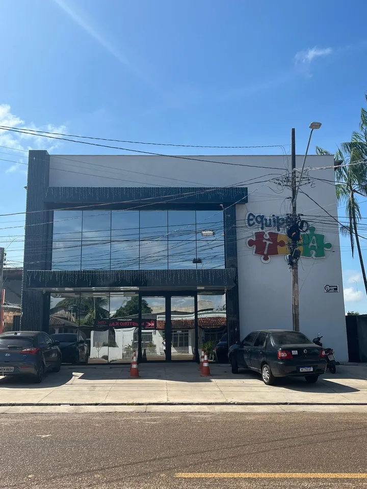 Fachada da Equipe TEA vista da Av. dos Timbiras, com o logo de quebra-cabeça na parede branca